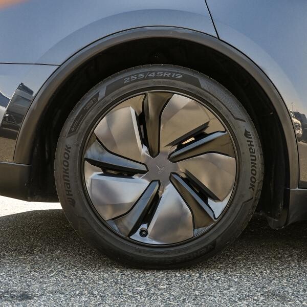 Tesla Model Y 2025 - 5