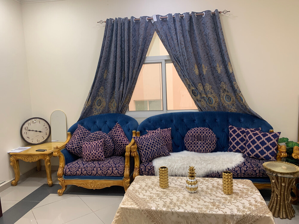 salon with 3tables and the curtains - 5
