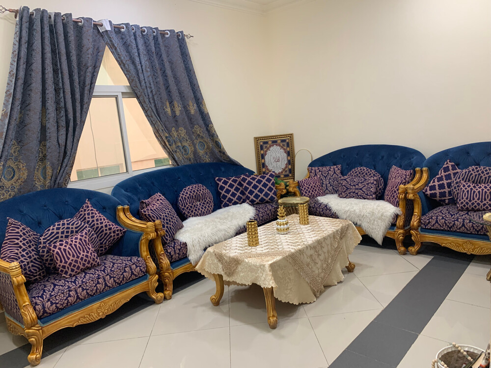 salon with 3tables and the curtains - 1