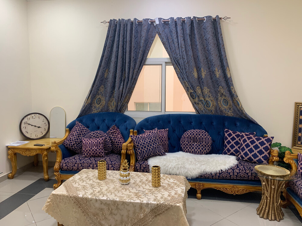 salon with 3tables and the curtains - 3