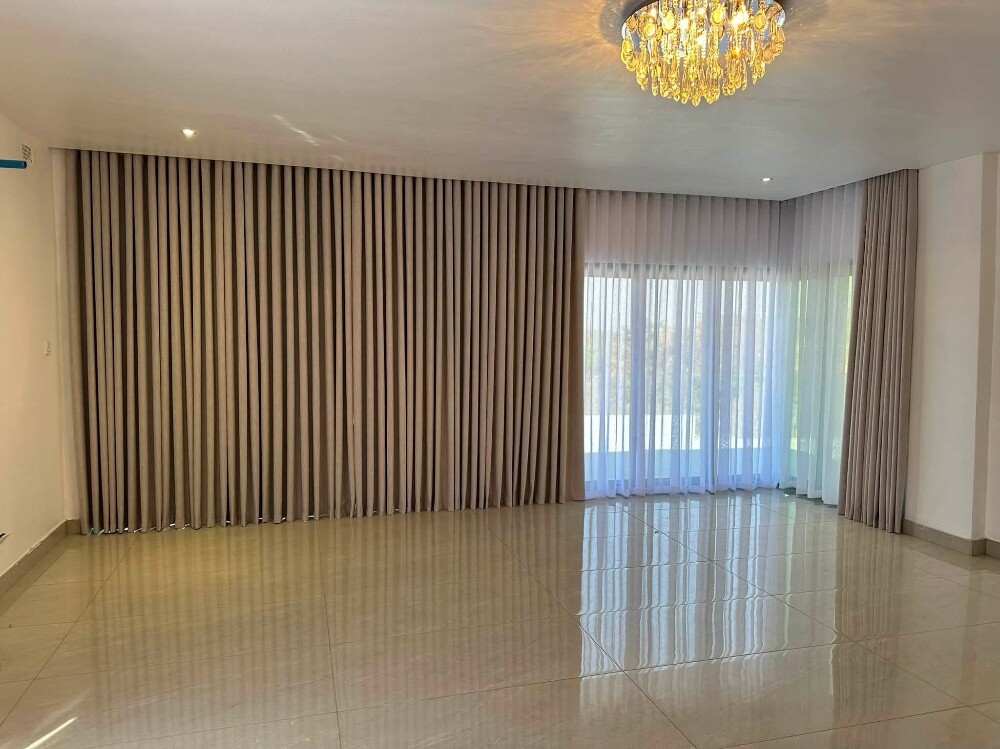 Curtains and Carpet and blinds - 15