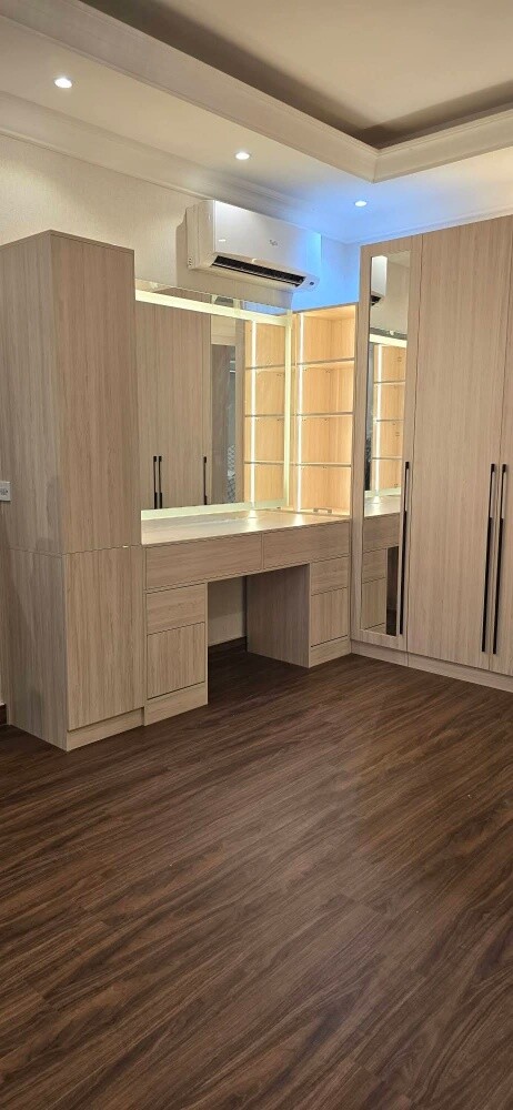 Curtains and Carpet and blinds - 21