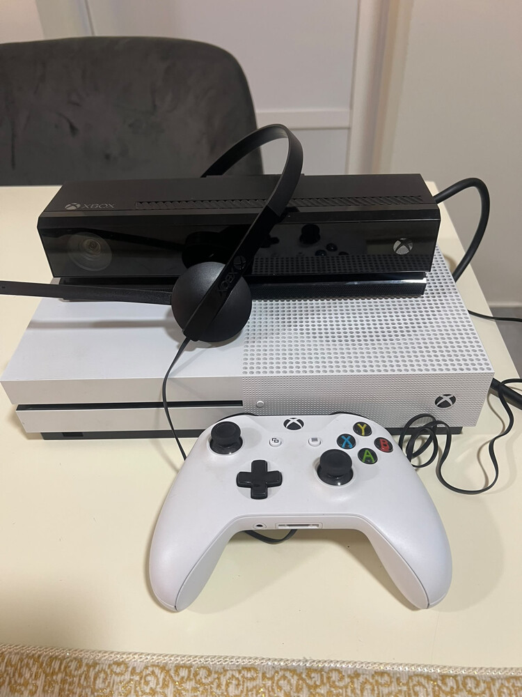 Xbox One s  - 3