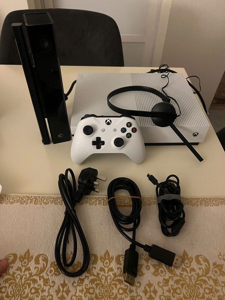 Xbox One s  - 6