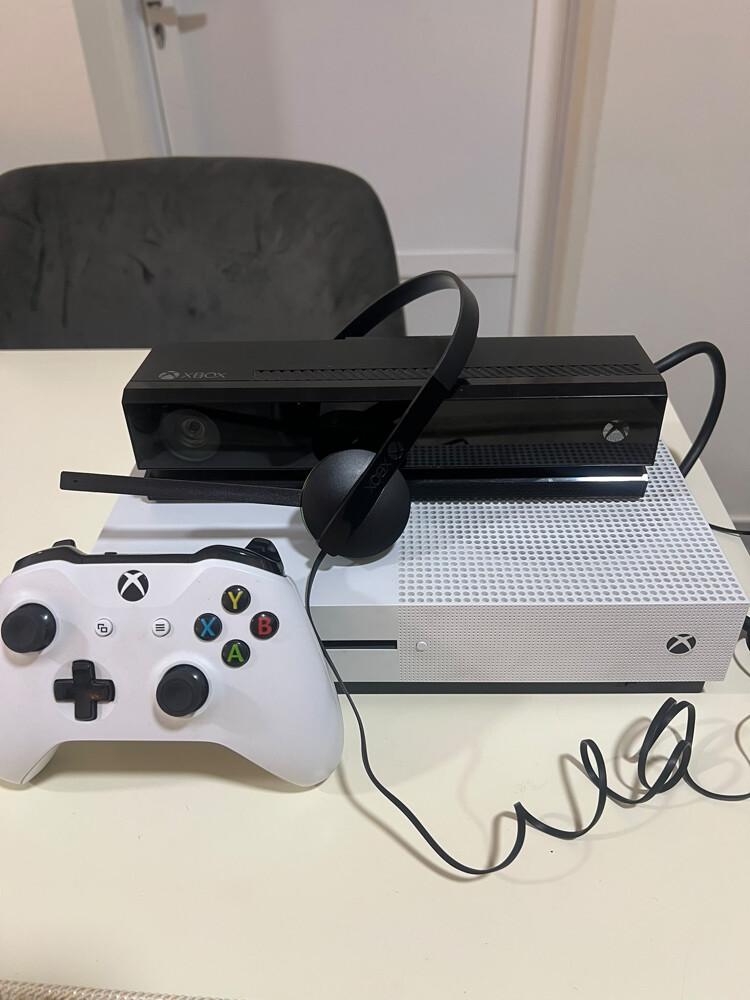 Xbox One s  - 8