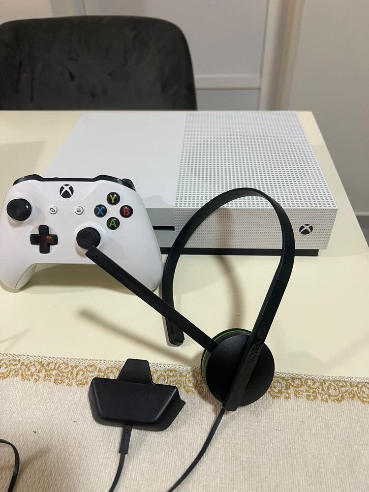 Xbox One s  - 4