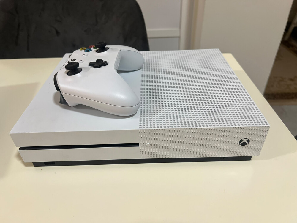 Xbox One s  - 12