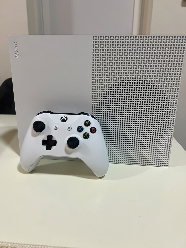 Xbox One s  - 9