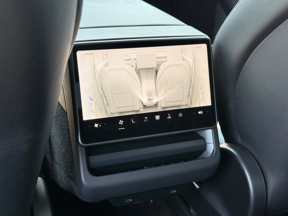 Tesla model Y 2025 - 8