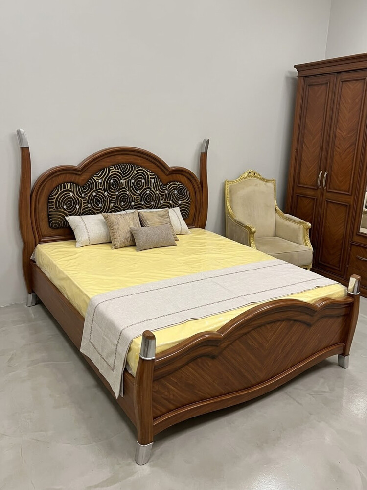 Bed and wardrobe king size like new - 1
