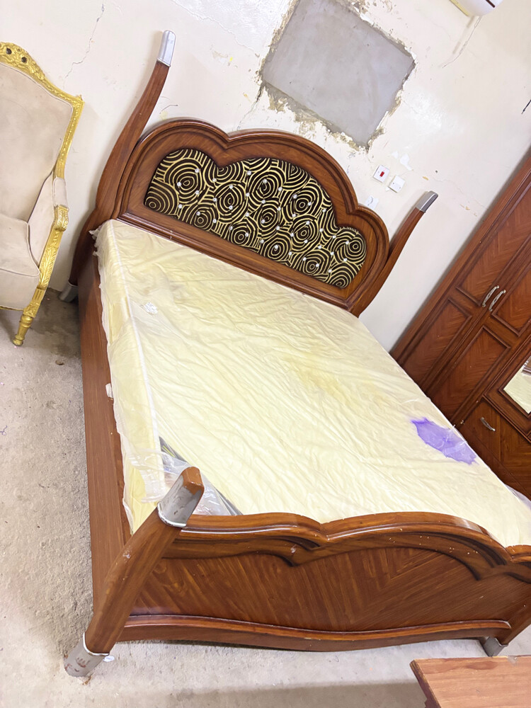 Bed and wardrobe king size like new - 1
