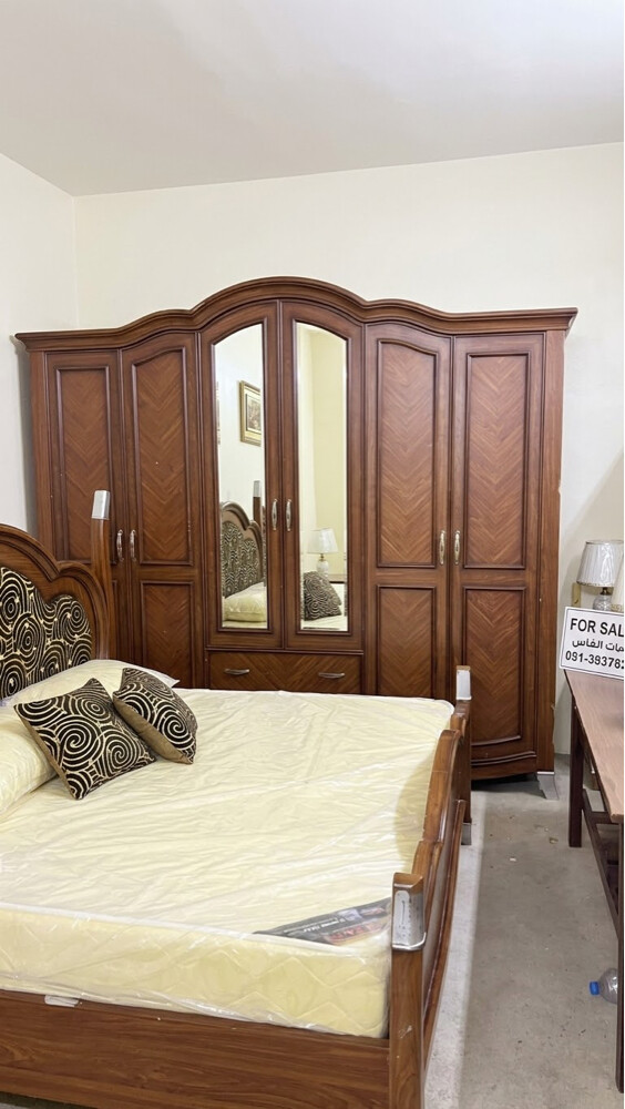 Bed and wardrobe king size like new - 3