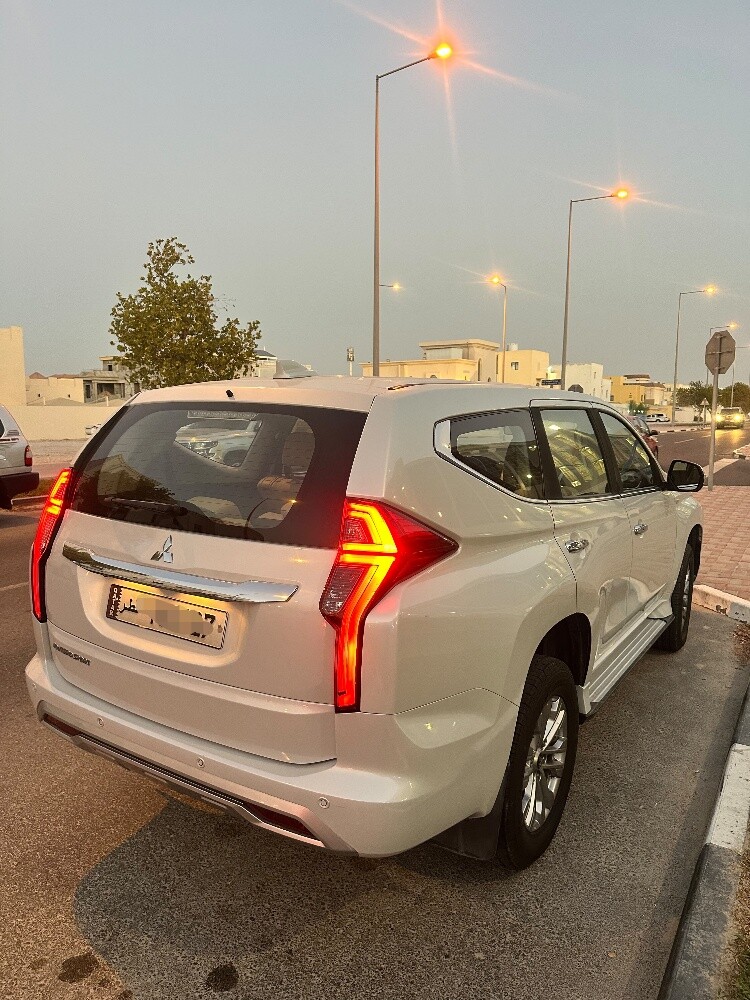 MITSUBISHI MONTERO - 4