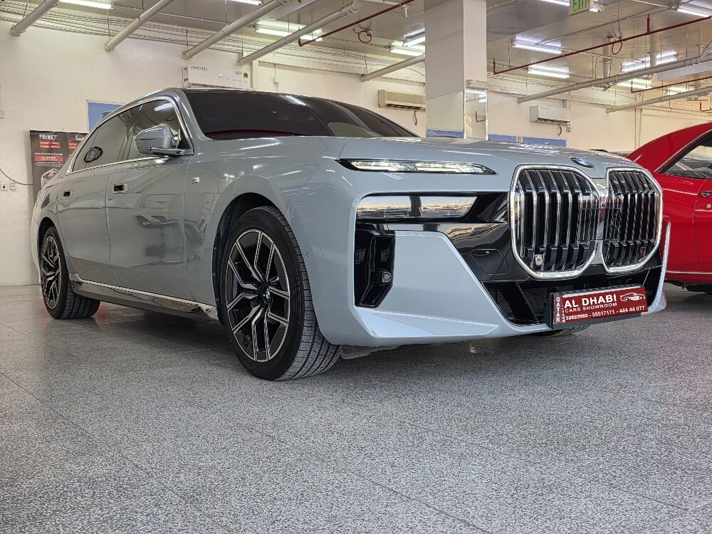 بي ام دبليو 740آي رمادي 2023 - 1