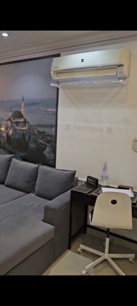 Studio apartment with a private ent - 25
