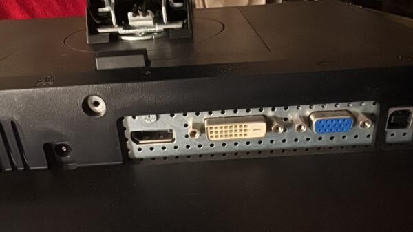 Dell 24" - 200 QAR NEGOTIABLE - 6