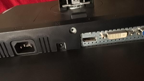 Dell 24" - 200 QAR NEGOTIABLE - 5