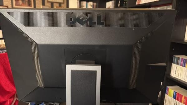 Dell 24" - 200 QAR NEGOTIABLE - 7