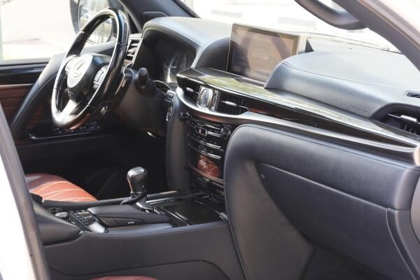 Lexus LX 570 - S - Black Edition - 9