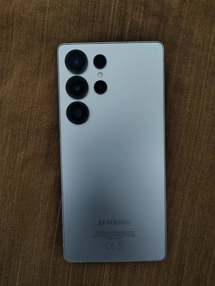 Samsung Galaxy S25Ultra + Airpods - 1