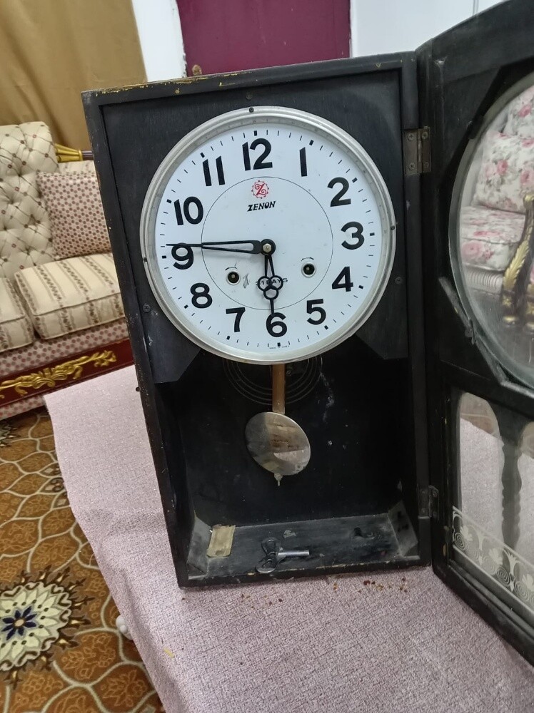 للبيع ساعه خشبيه قديمه مع مفتاحها - 1