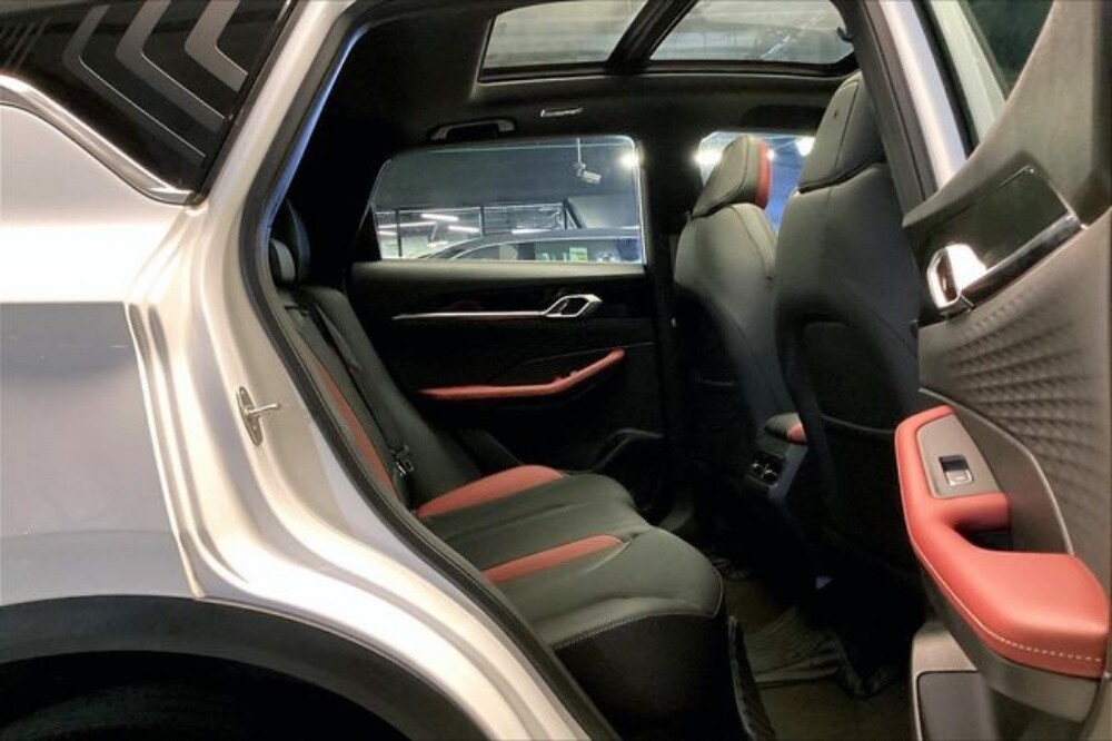 Full Options Geely Coolray - 9