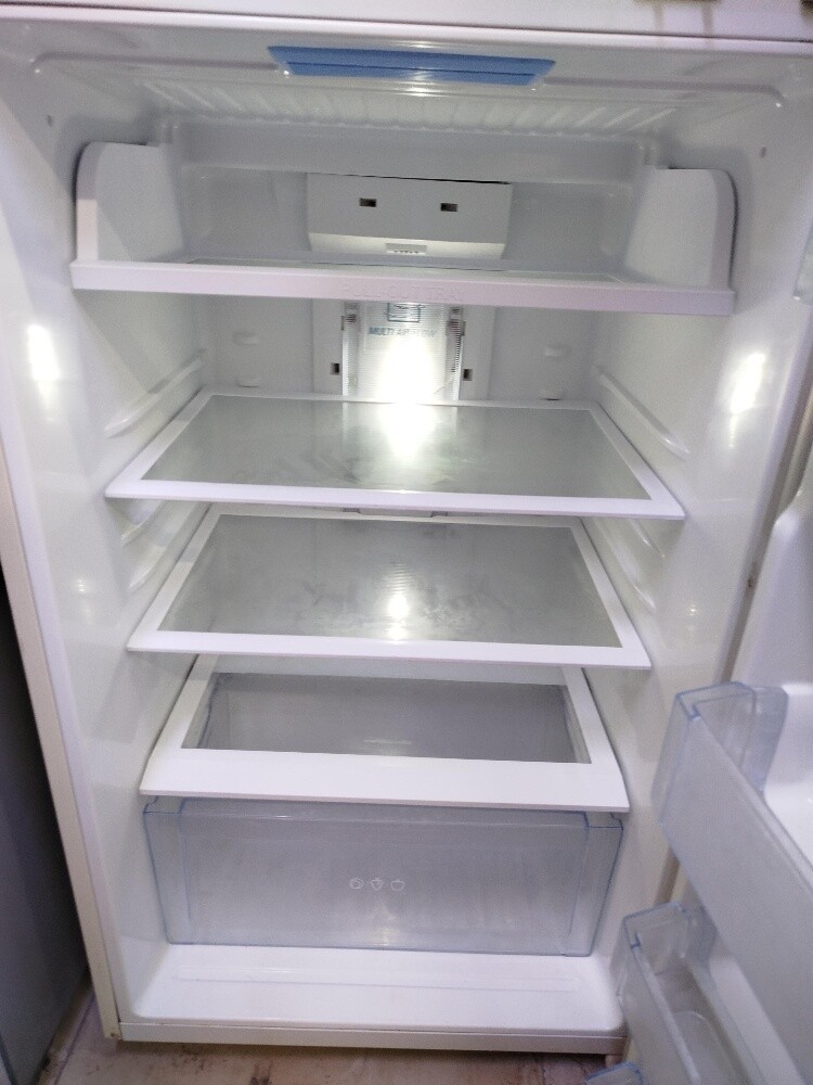Lg medium full working fridge - 5