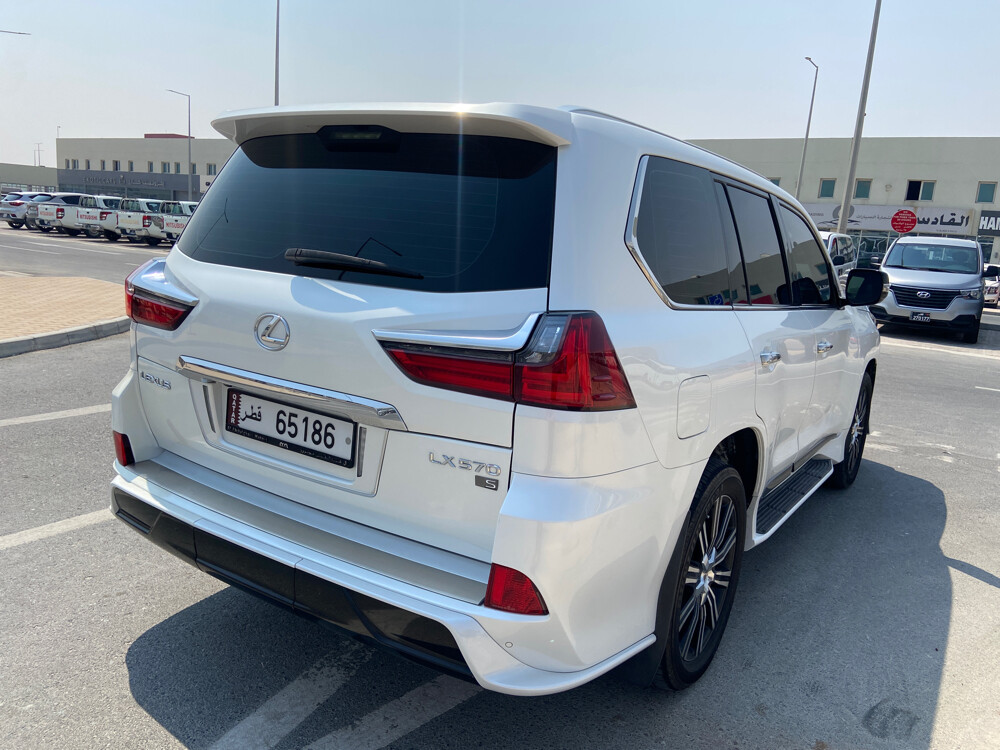Lexus 2019 white  - 10