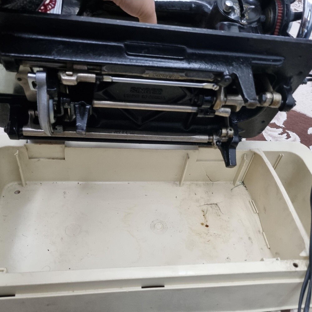 SINGER SEWING MACHINE - 4