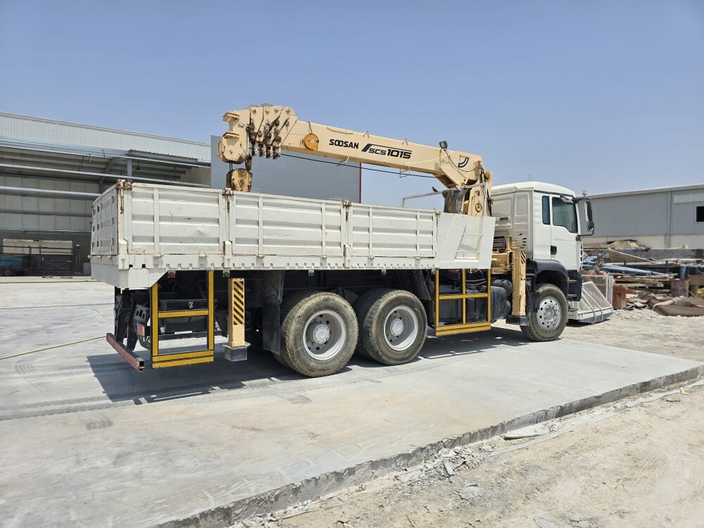 2008 MAN boom truck with crane - 3