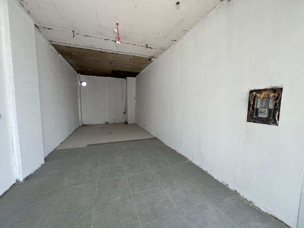 Amazing Retail Shop for Lease - 4