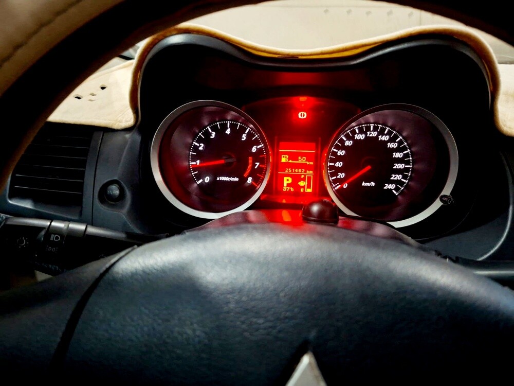 Alhamdulillah engin, gearbox,A/C,everything is good 6 minor accident km 251360 istemara April 2027 just buy and drive please call or WhatsApp 55011481 - 8