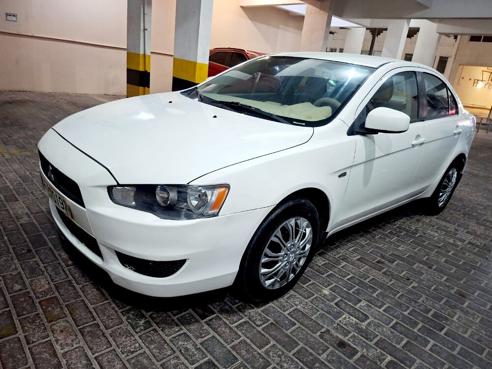 Alhamdulillah engin, gearbox,A/C,everything is good 6 minor accident km 251360 istemara April 2027 just buy and drive please call or WhatsApp 55011481 - 4