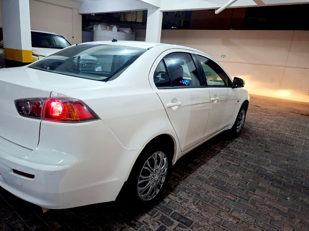 Alhamdulillah engin, gearbox,A/C,everything is good 6 minor accident km 251360 istemara April 2027 just buy and drive please call or WhatsApp 55011481 - 6