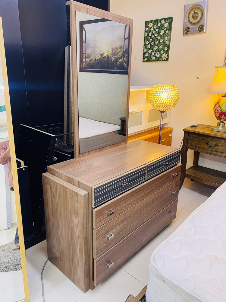 bedroom set selling  - 10