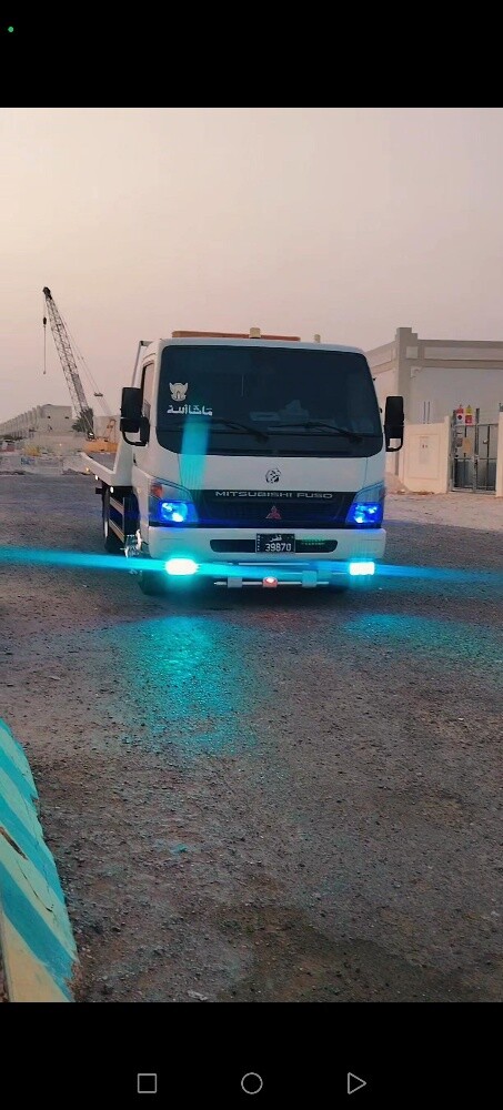 Flatbed truck for transporting cars - 1