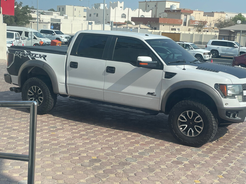 للبيع فورد اس في تي ٤ أبواب - 1