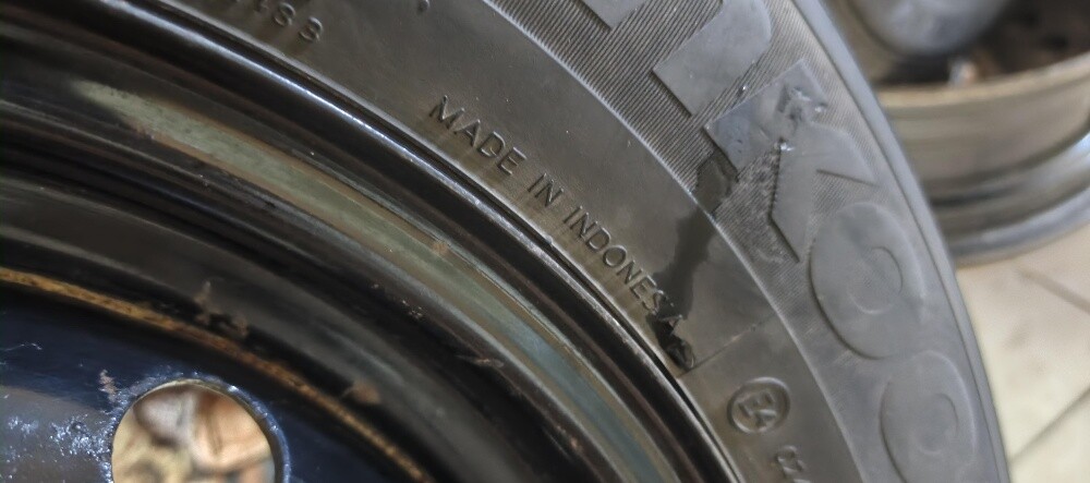 Hankook Tire 195/65 R15 with 15" - 4