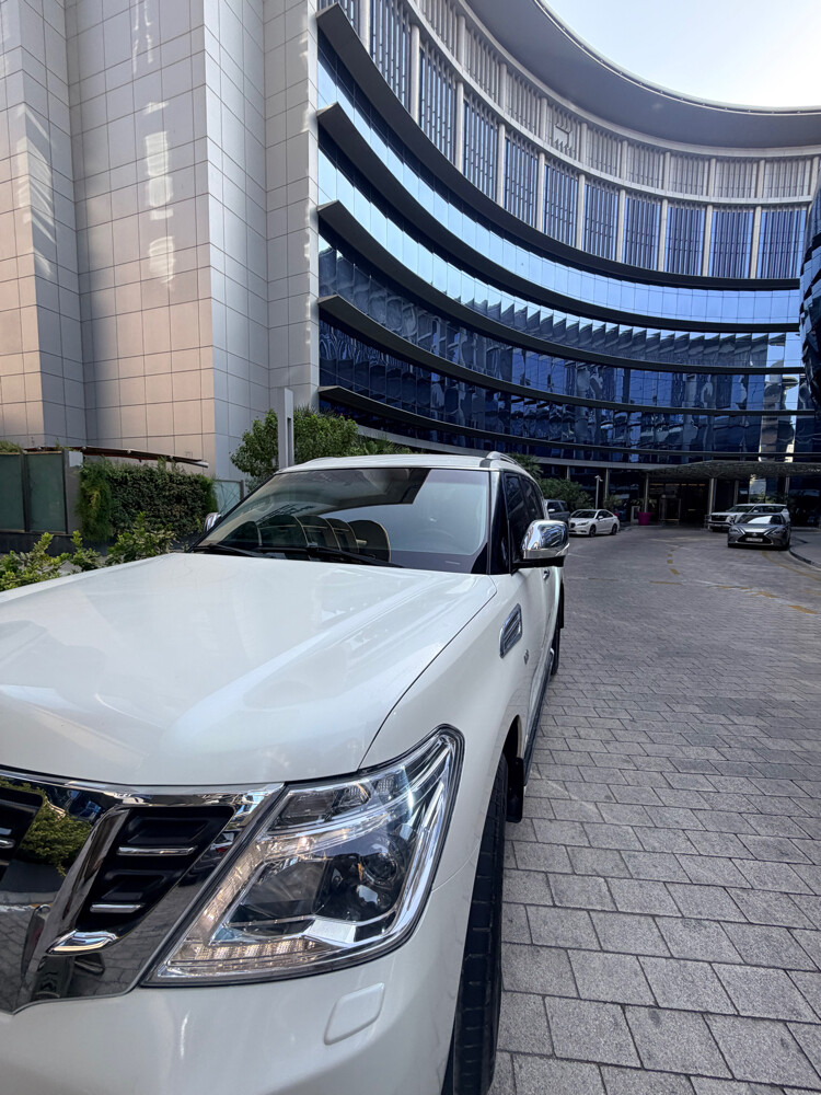 Nissan patrol platinum Very LOW mil - 19