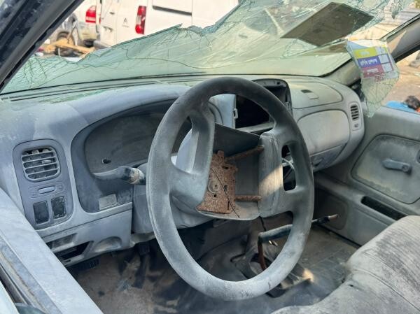 NISSAN PICKUP 2006 - 5