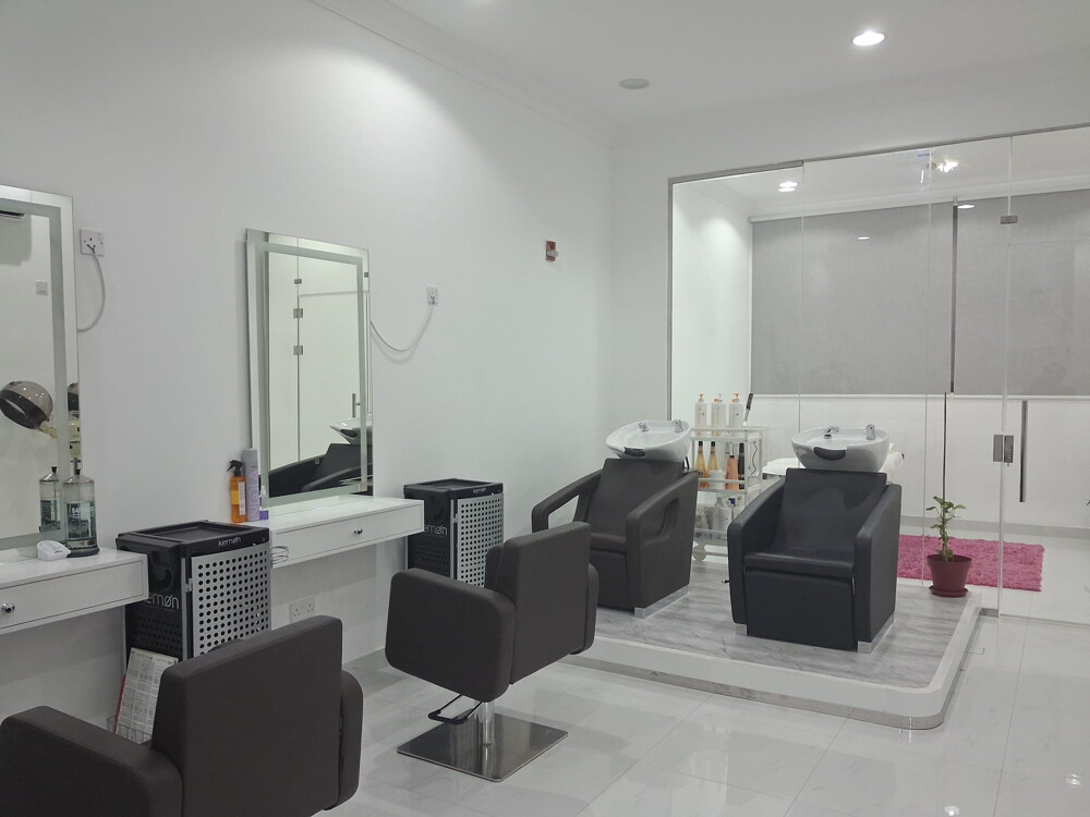 Women's salon and spa for full sale - 13