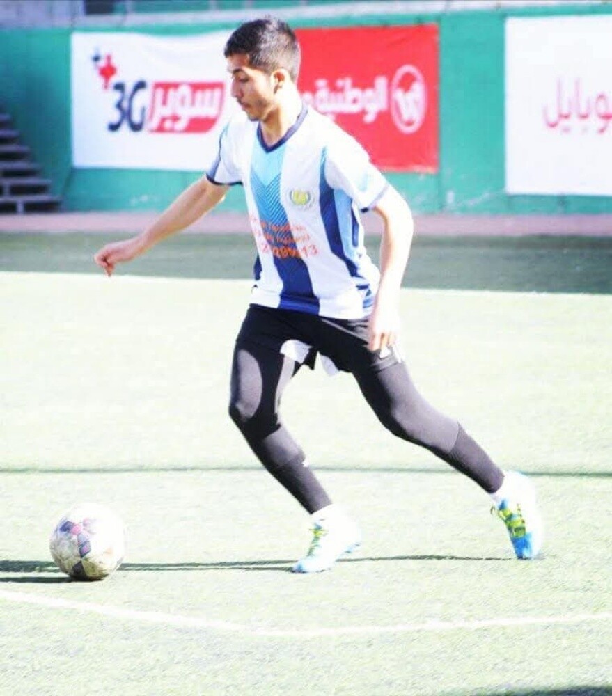 انا لاعب كرة قدم ابحث عن فرصة - 1