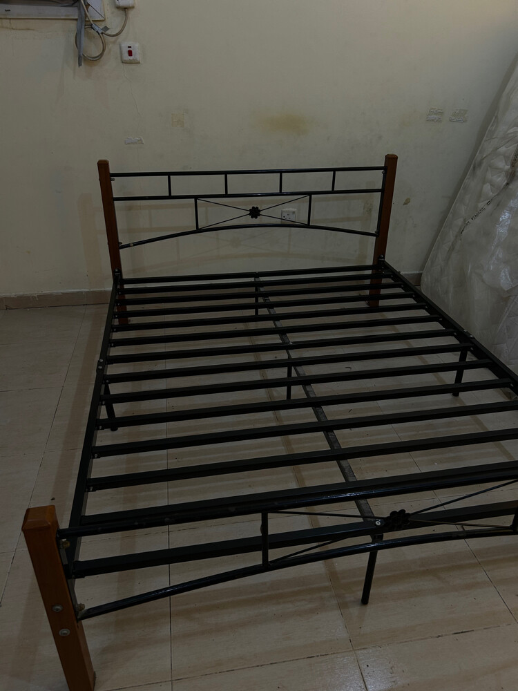 للبيع سرير بحالة ممتازه - 2