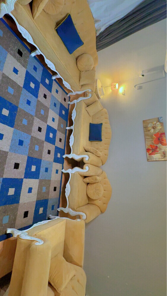 A seating set in near-new - 3