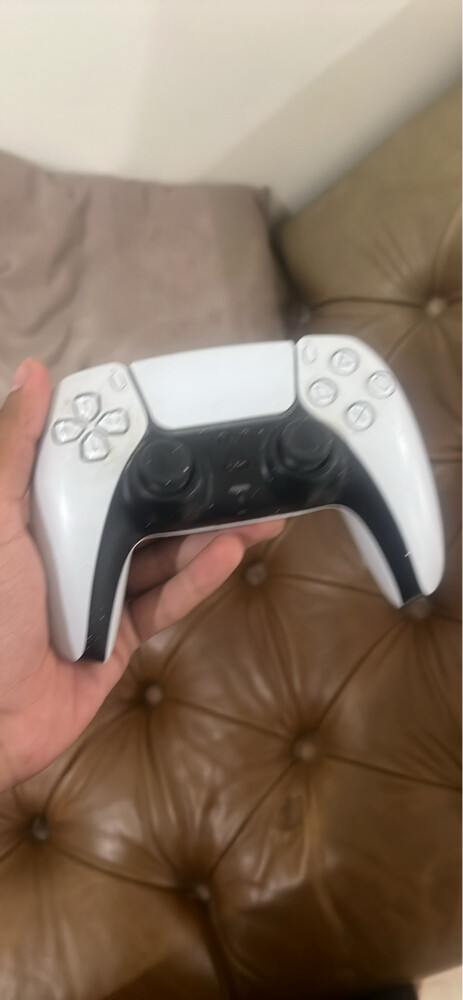 White Ps5 controller Water-Damaged - 1