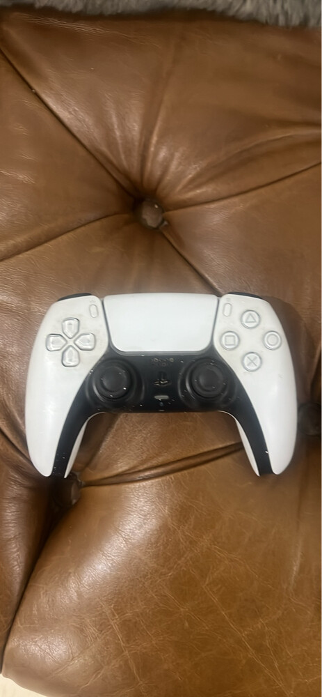 White Ps5 controller Water-Damaged - 2