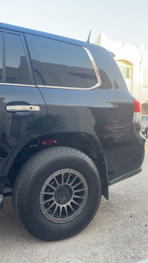 LX570 V8 - 13