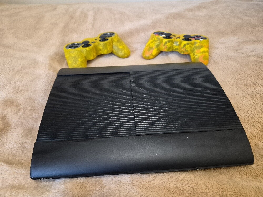 PlayStation 3 SuperSlim - 1