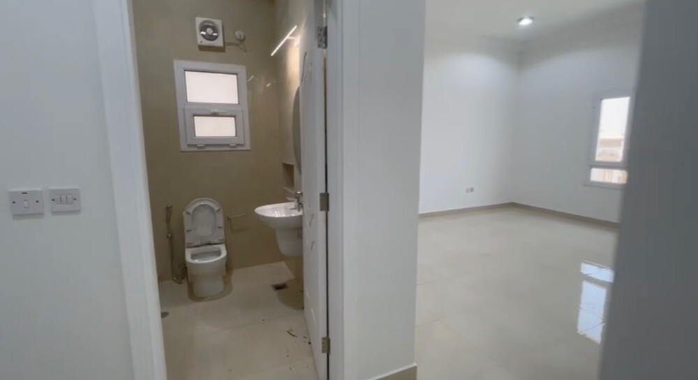 Shops for rent in Al Duhail - 4