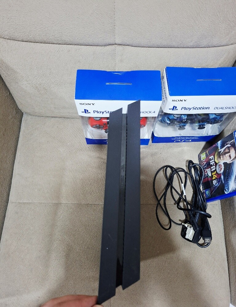 Ps4 with 2 new controller - 4